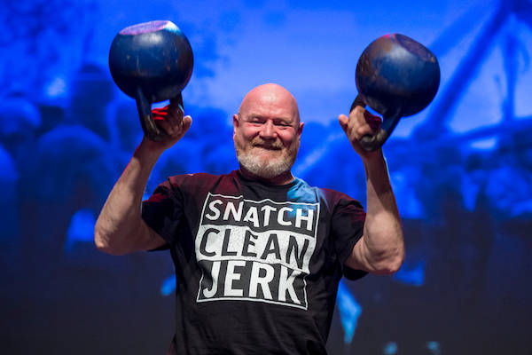 Jon Arild Johannessen som løfter kettlebells, en hobby han har hatt lenge.