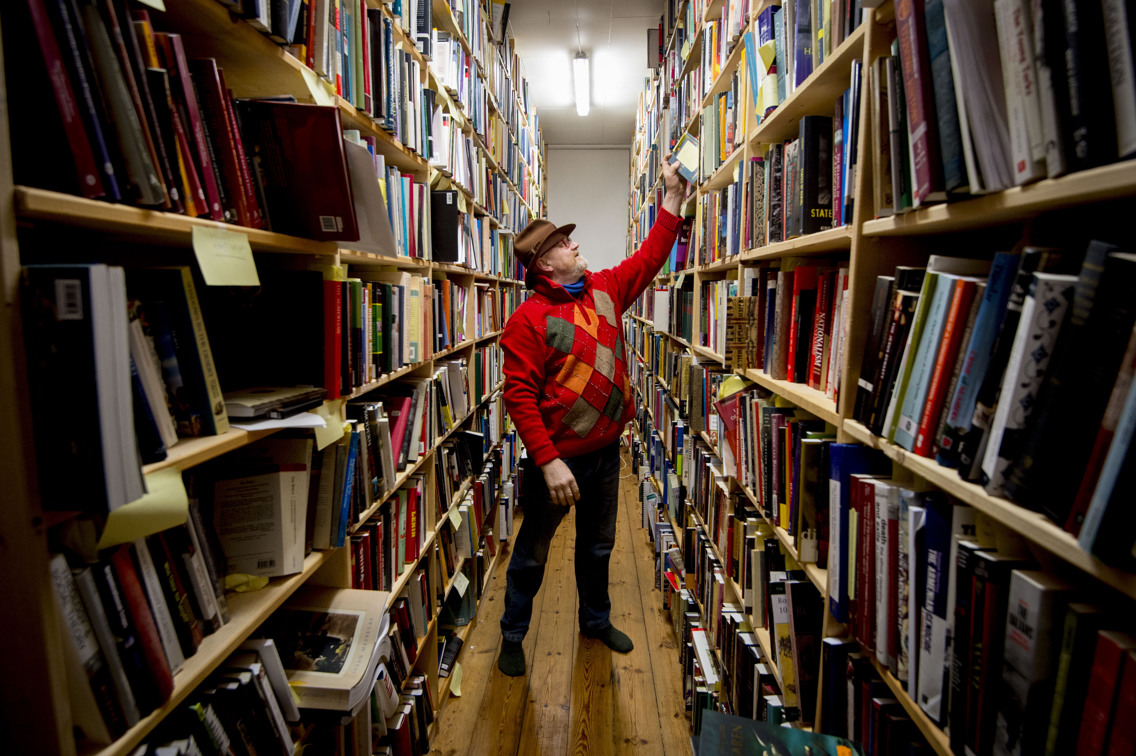 Bilde av Jon Arild Johannessen på et bibliotek. 