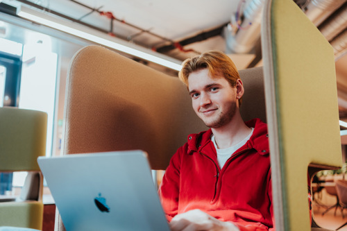 Bildelenke av ung mann med PC.