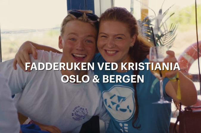 Skjermbilde fra video om fadderuken ved Kristiania. I bildet er det to jenter som smiler til kamera.