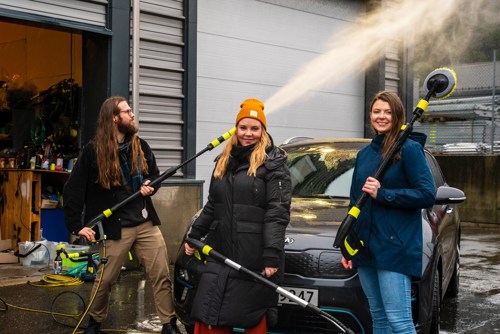 Foto av Christopher, Agnete og Anna utenfor lokalene til AVA of Norway.