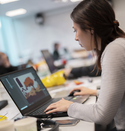 Student fotografert på Global Game Jam 2020. 