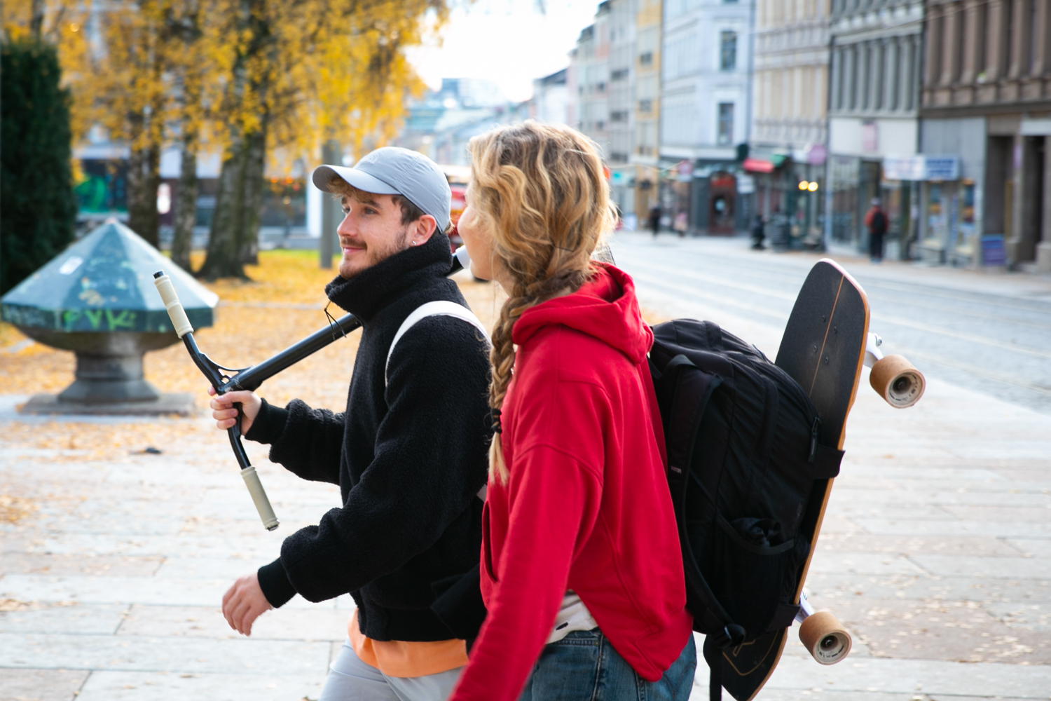 Bilde av tekst og skribentstudentene Lars-Erik Christophersen og Victoria Vale på Birkelunden i Oslo.