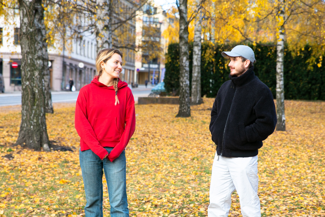 Foto av tekst og skribentstudentene Victoria Vale og Lars-Erik Christophersen i parken på Birkelunden i Oslo.