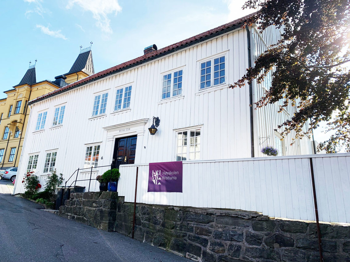 Høyskole Kristiania har offisielt satt Arendalsuka på agendaen. Her fra det hvite huset i Kirkebakken. 