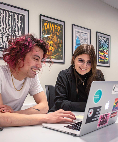 Henrik Søberg og Ingeborg Unnerud studerer Music Business på Fagskolen Kristiania. De sitter i klasserommet og jobber.