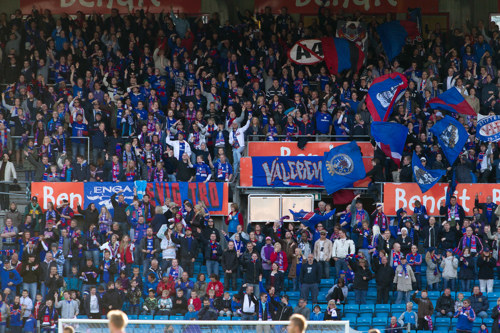 Tribune med Vålerenga-supportere.