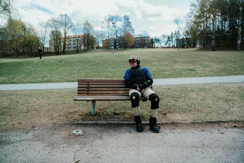 Foto av mann som sitter på en benk 