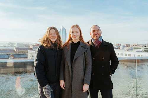 Tre studenter på scenekunst-studier står på taket 