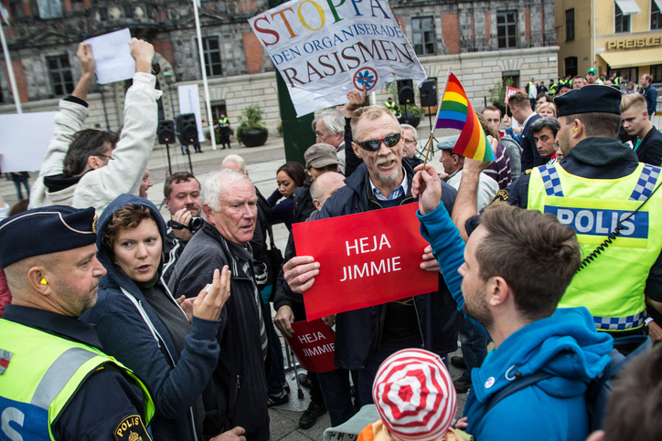 Politiet og demonstranter i en konflikt mellom ulike politiske retninger på et torg i Malmö i 2014