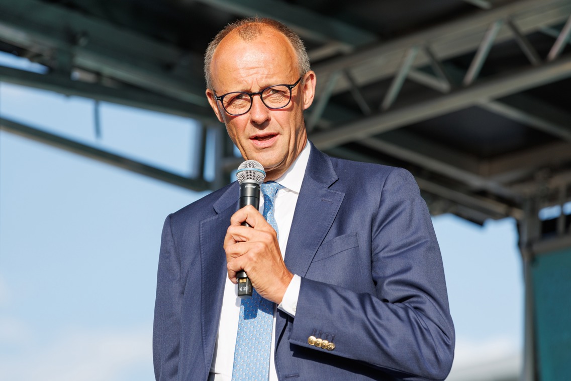 Friedrich Merz med en mikrofon i hånden.