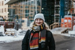 Dansekunst-studenten Mina Rose er fotografert utendørs. Hun gleder seg til å flytte inn i Urtegata.