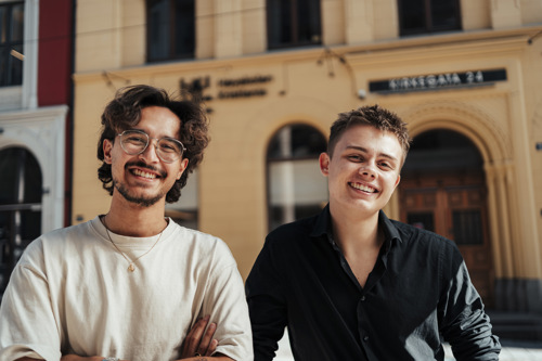 To studenter står utenfor Kristianias lokaliteter i Kadraturen.