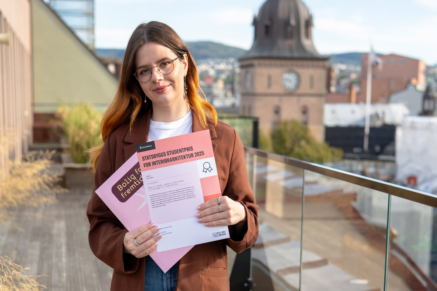 Emily Bakke vant pris for beste interiørarkitektur. Her viser hun frem diplomet.