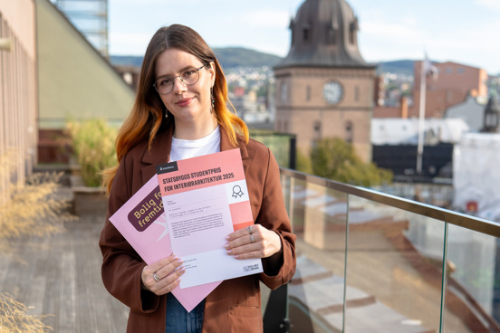 Emily Bakke vant pris for beste interiørarkitektur. Her viser hun frem diplomet.
