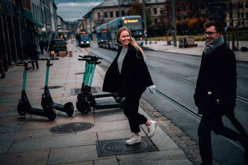 Kvinnelig og mannlig student som krysser gaten.