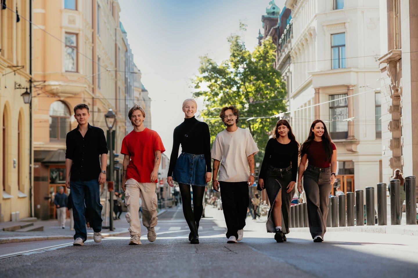 Bildelenke av studenter som går midt i en gate, leder til landingsside for utdanning.