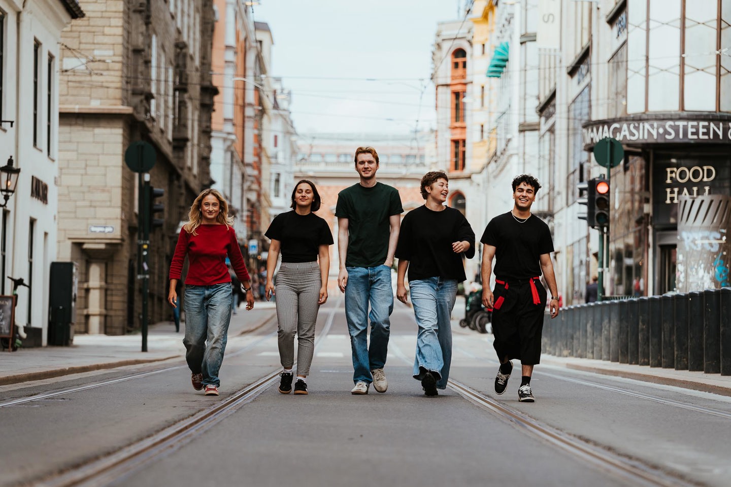 5 Kristiania-studenter går på rad i gatene i Kvadraturen i Oslo.