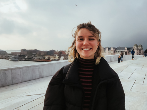 Eve Hunter fotografert foran operaen i Oslo.