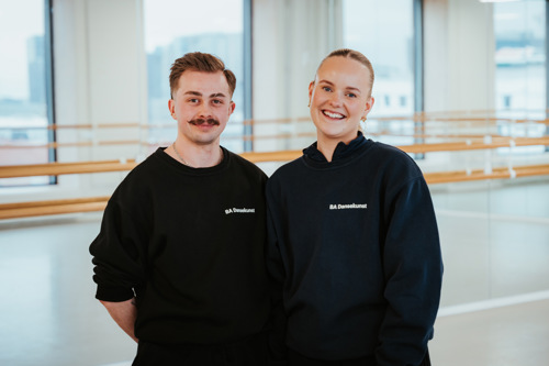 Loke og Pauline står sammen i dansestudio og smiler til kamera. 