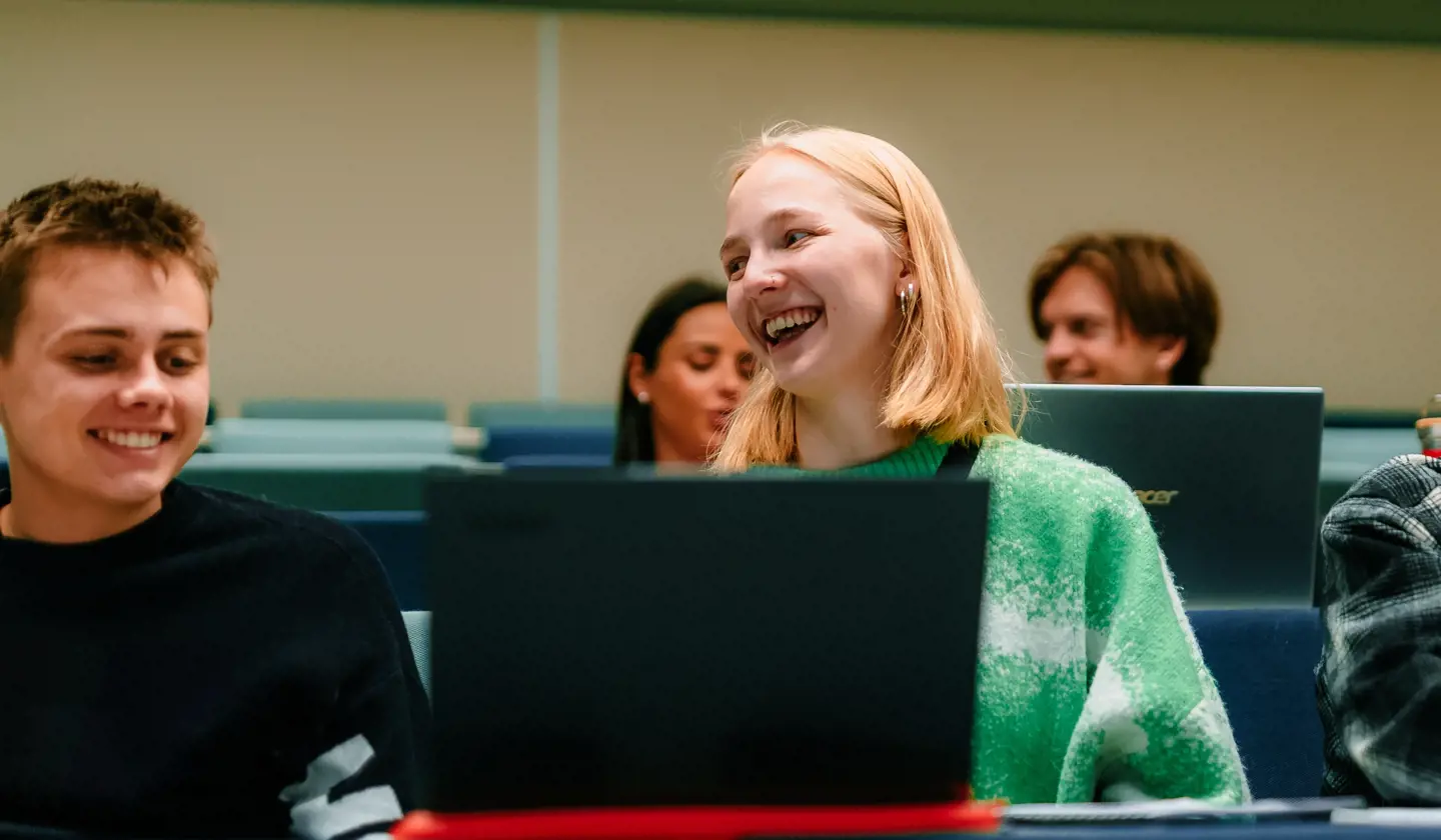 Studenter i et auditorium ler og koser seg!