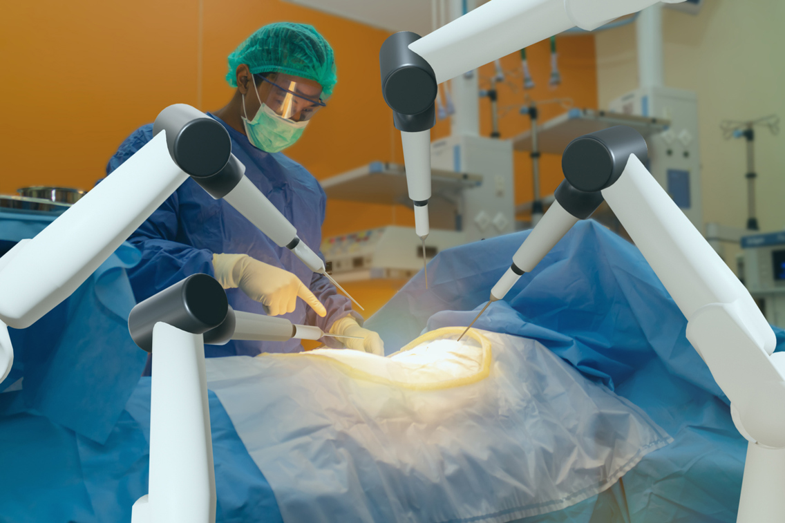 Kirurg og robotkirurg samarbeider om et inngrep