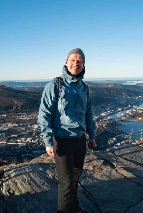 Medlem av løpegruppen på toppen av Ulriken