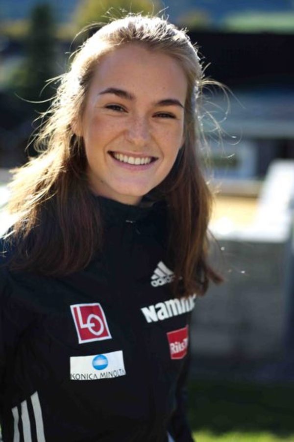Student og skihopper Vibeke Linn smiler til kamera
