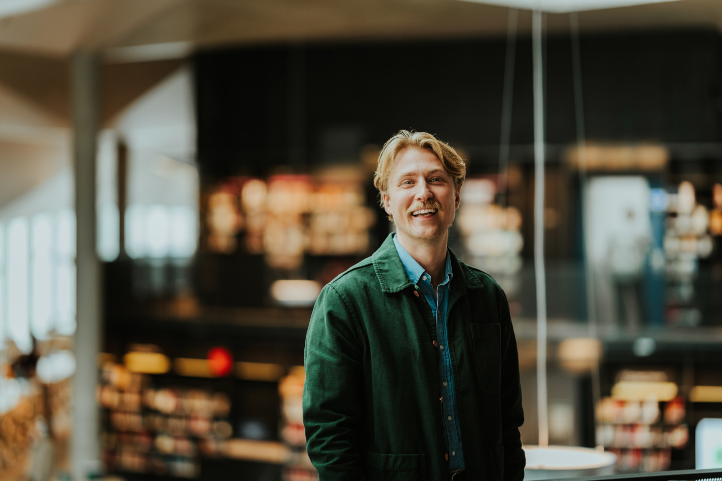 Student i Business Analytics smiler til kamera.