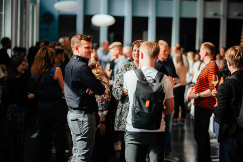 Gruppe studenter i flokk ved Bryggeriet.