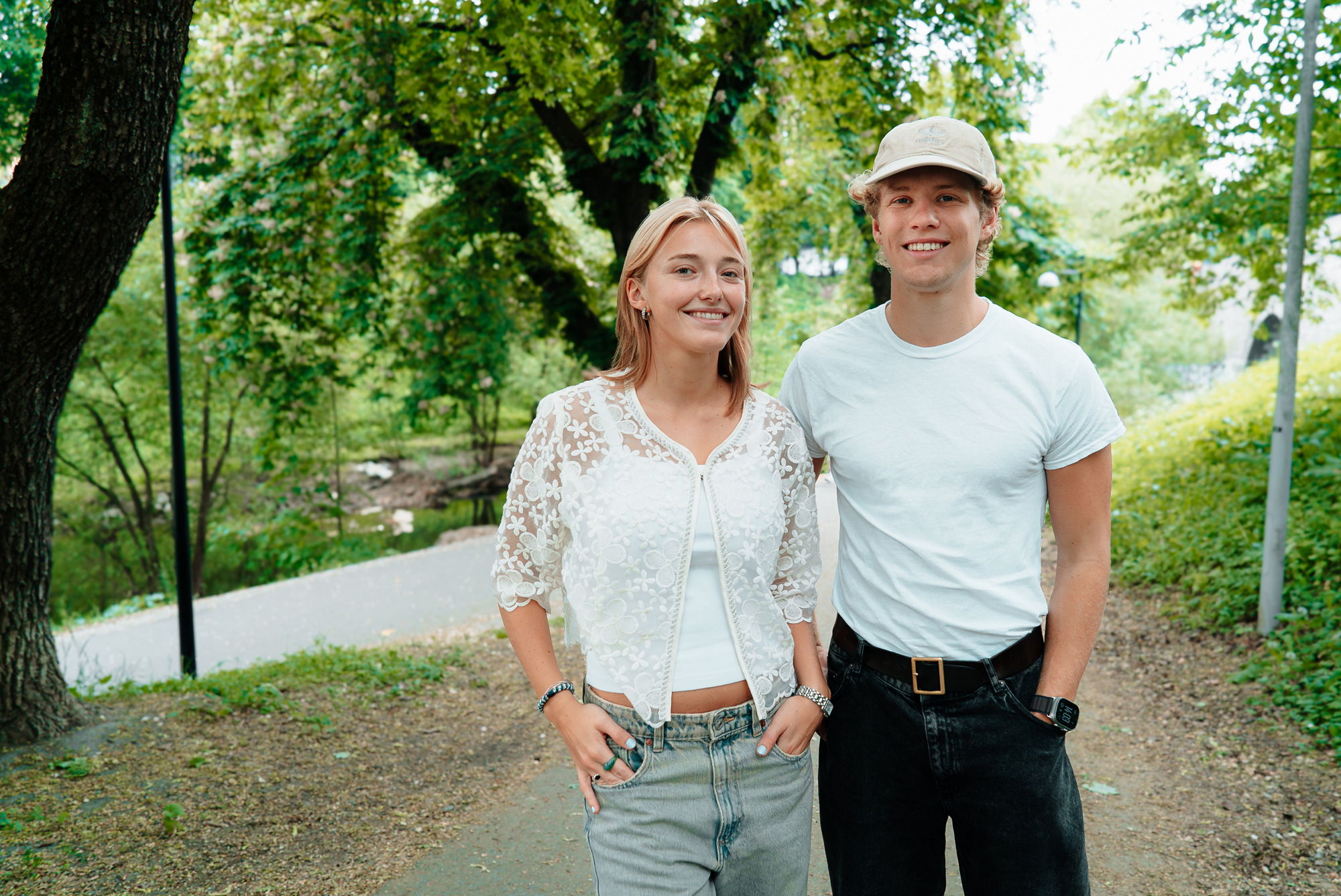 Ingrid og Tage står i en park langs Akerselva, og smiler til kameraet.