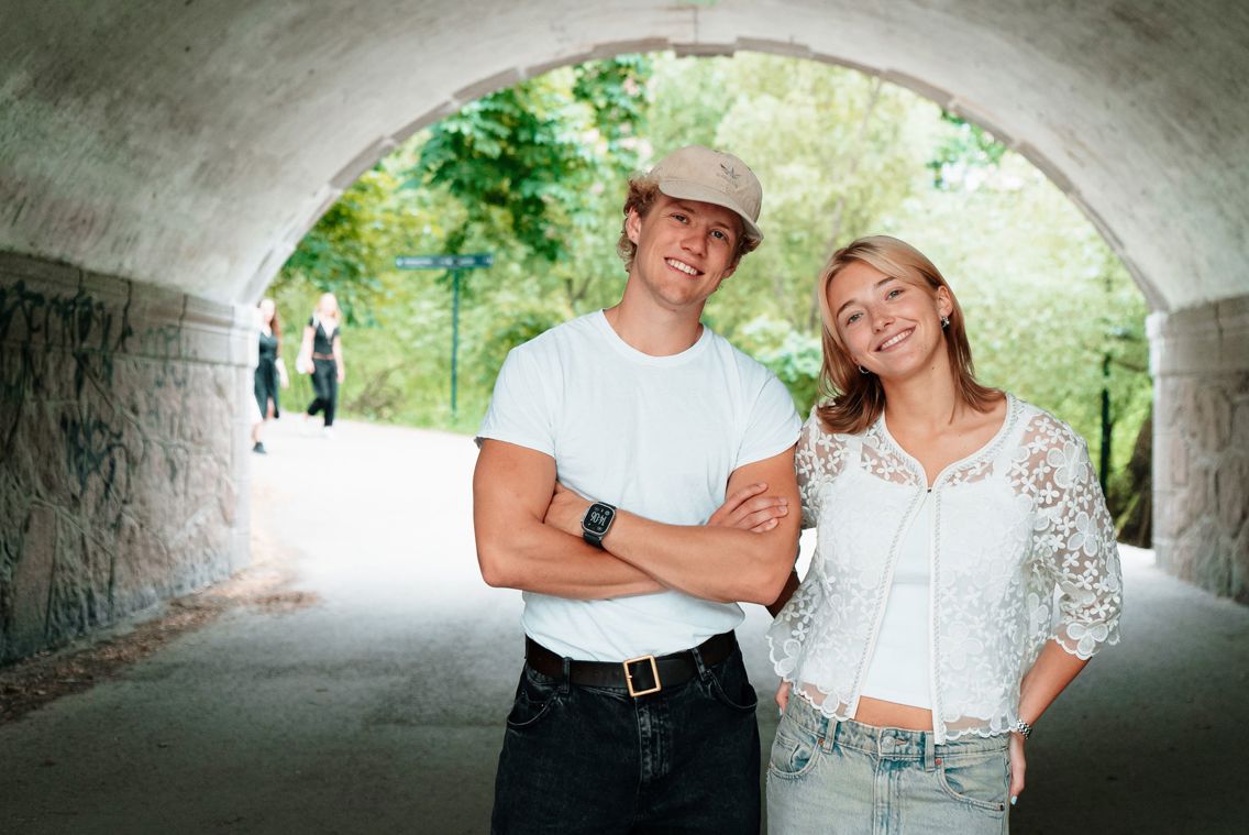 Tage og Ingrid smiler til kamera i en tunnel. 