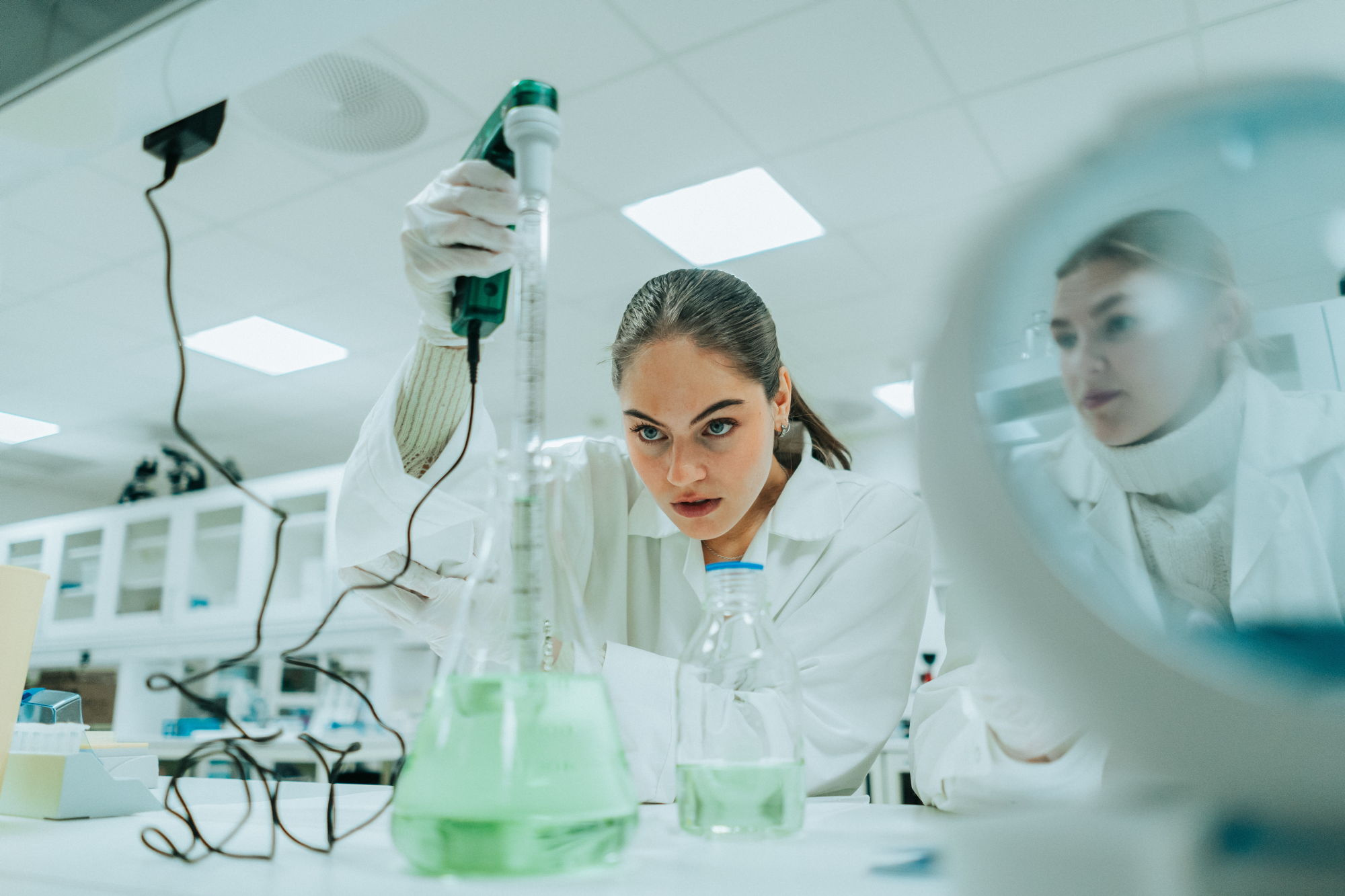 Studenter gjør eksperiment i biolab.