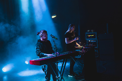 Foto av to mennesker som spiller en konsert.