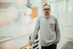 Foto av mann i grå genser.