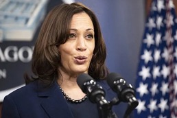 Nærbilde av Kamala Harris på talerstolen.