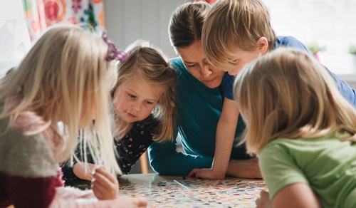 Ågot sammen med fire barn som leker 