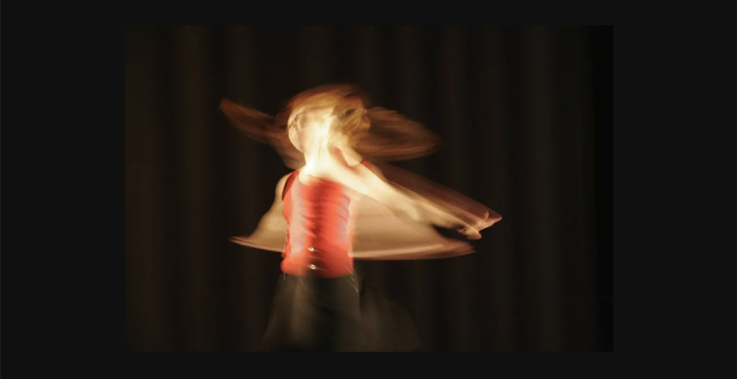 Picture of dancer Hilde Rustad in movement on stage