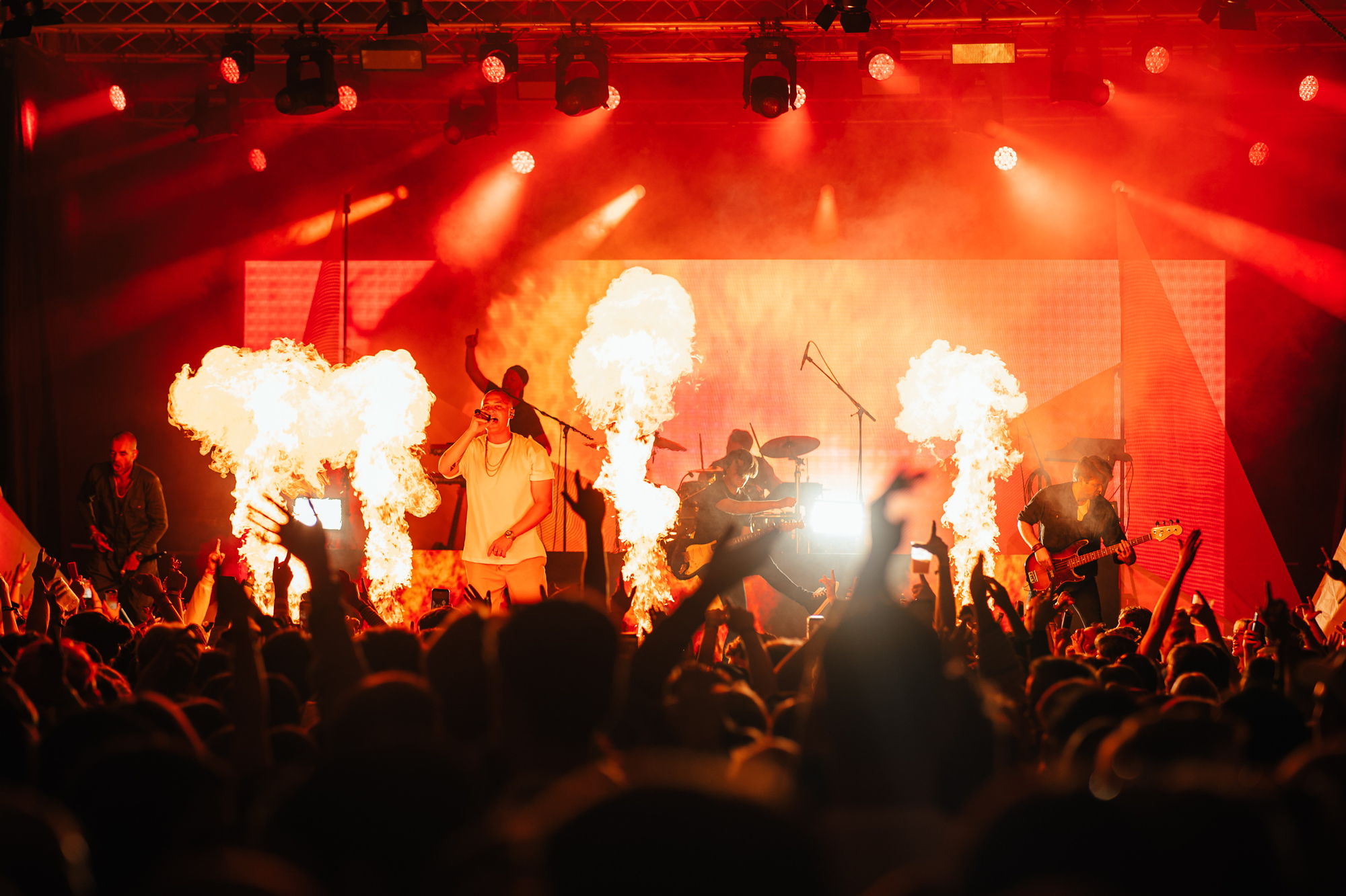 Konsertbilde av band med pyroeffekter.