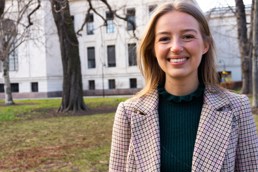 HR-studenten Kaja fotografert ute i en park i Oslo