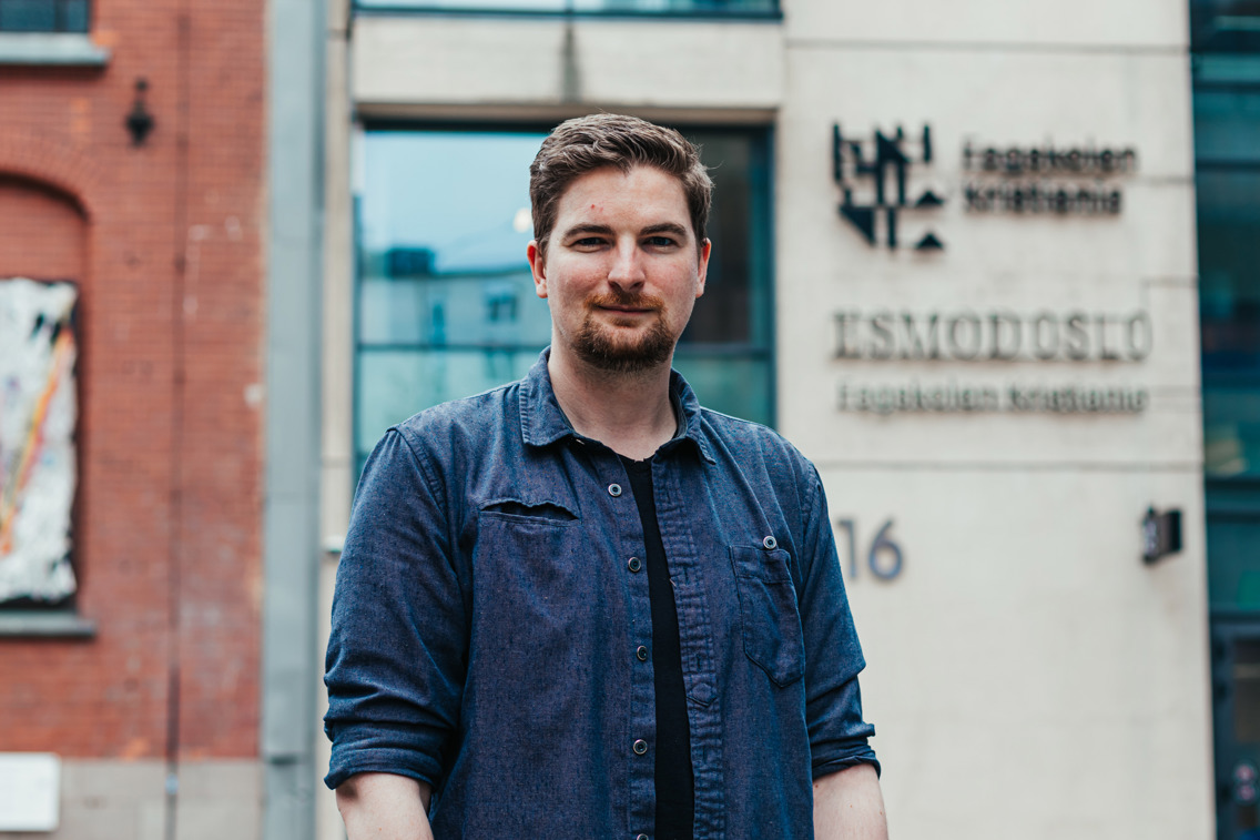 Person står utenfor ett av kristianias lokaler.