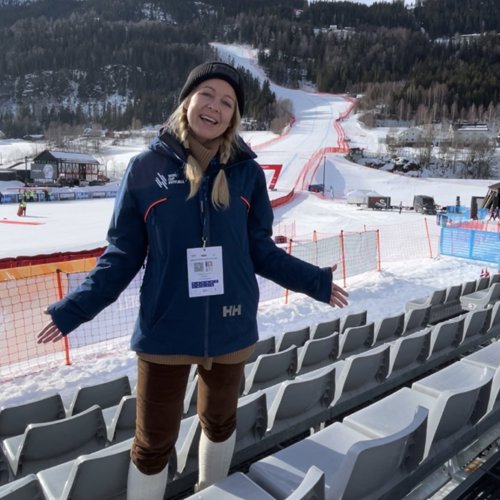 Catharina står ute ved tribunene under verdenscupen.