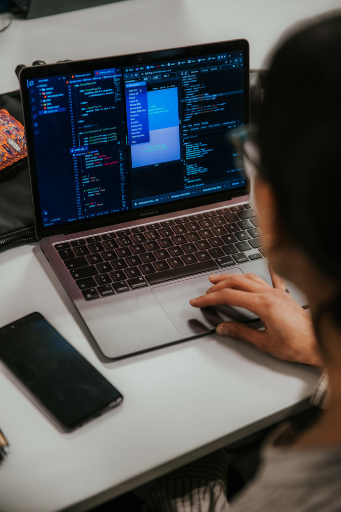 Student jobber med koding på en datamaskin.