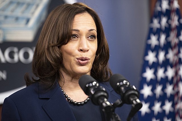 Kamala Harris på talerstol. 