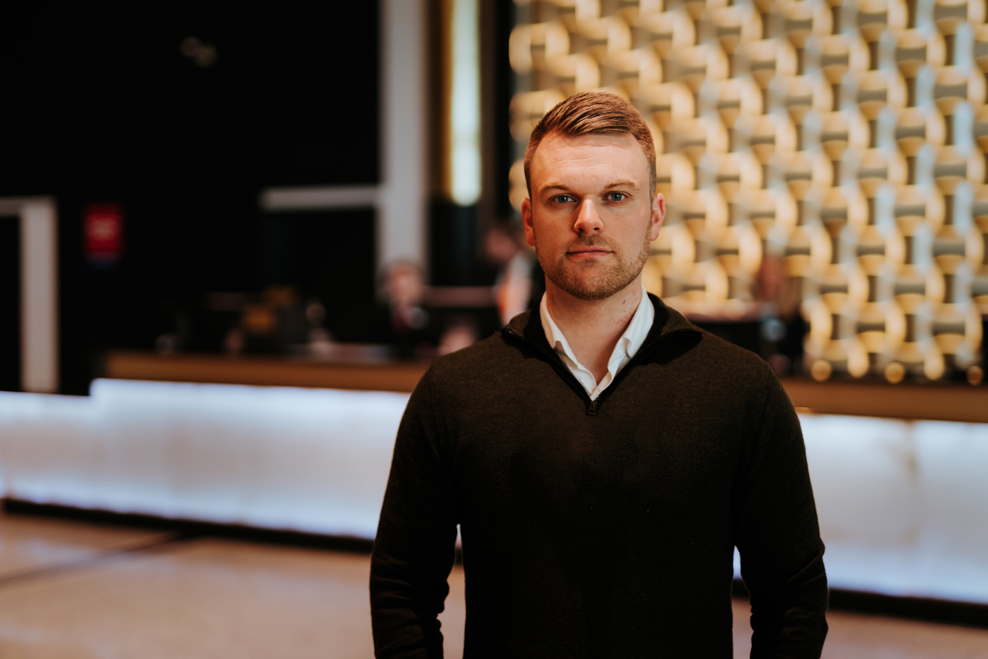 Tommy Bjorøy står foran resepsjonen på Thon Hotel Opera i Oslo.