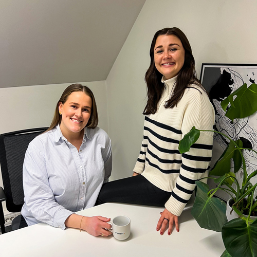 Cathrine Stendal og Emile Mjelde smiler til kamera på funbit kontor. 