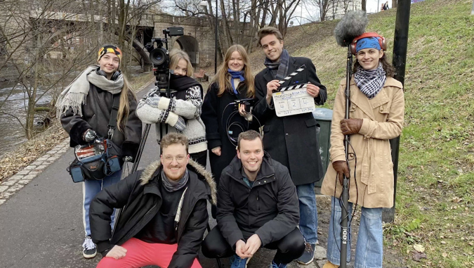 Bildelenke av studenter ute på opptak, leder tilm film der studentene forteller om sine erfaringer.