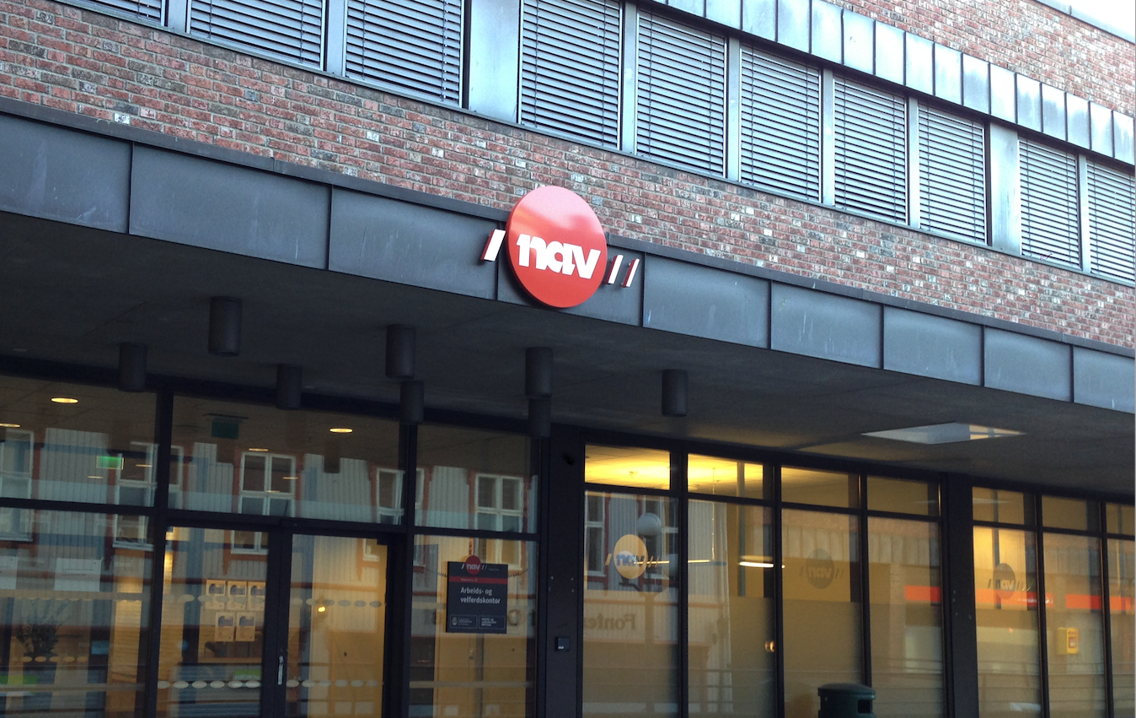 Bilde av NAV-bygning med NAV-logo