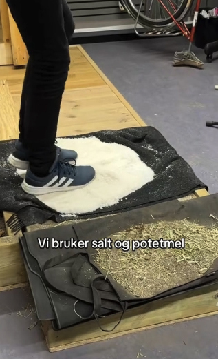 Føtter som tråkker i en blanding av salt og potetmel.