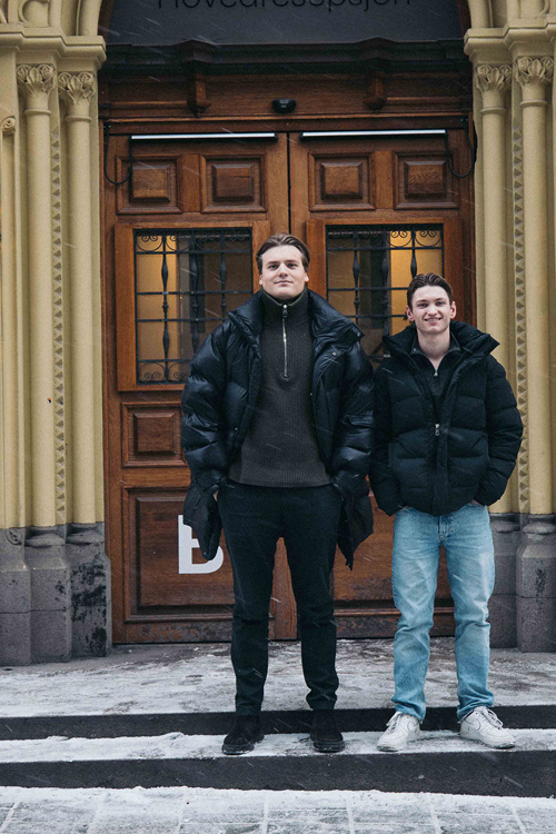 Krisander og Jens poserer foran en inngangsdør.